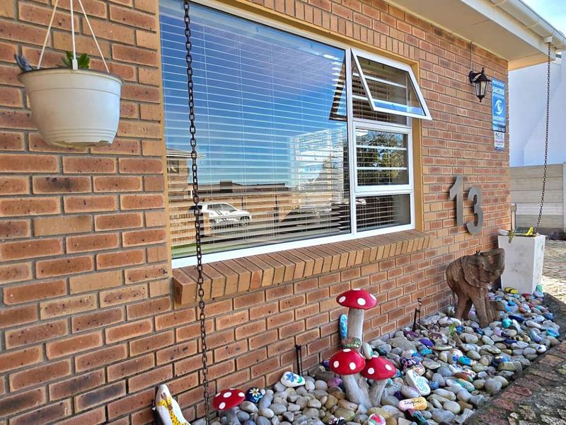 Spacious Single-Level Family Home with Flatlet, Pool & Ultimate Entertainment Area in Franskraal - Photo 3