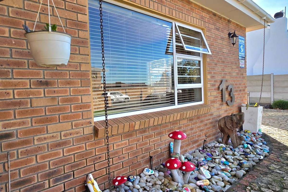Spacious Single-Level Family Home with Flatlet, Pool & Ultimate Entertainment Area in Franskraal - Photo 3