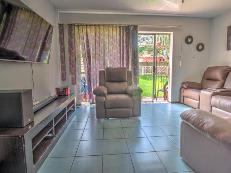 Well maintained ground floor unit with massive garden - Photo 5