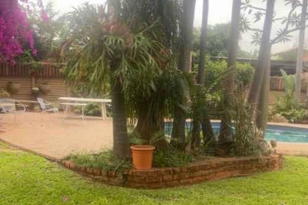 Expansive Home with Pool, Flatlet, & Solar Power! - Photo 2