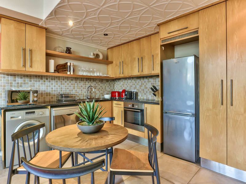 Cape Town City Art Deco Apartment with Unique Appeal & Views - Photo 4