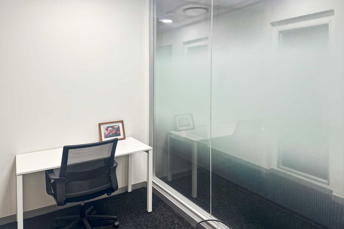 Private office space for 3 persons in Regus The Boardwalk - Photo 3