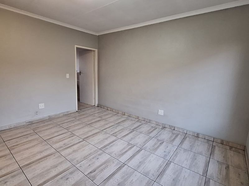 Spacious 3-Bed Townhouse with Large Wrap-Around Garden in Secure Olivedale Complex - Photo 5