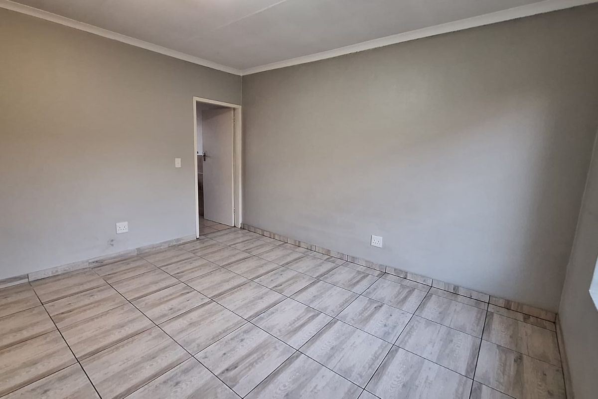 Spacious 3-Bed Townhouse with Large Wrap-Around Garden in Secure Olivedale Complex - Photo 5