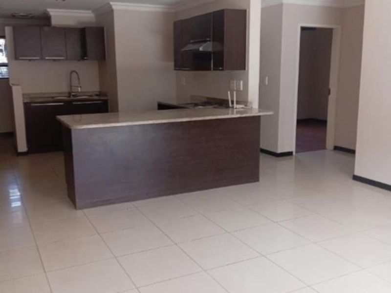 Stylish 2 Bedroom, 2 Bathroom Apartment with Balcony - Photo 4
