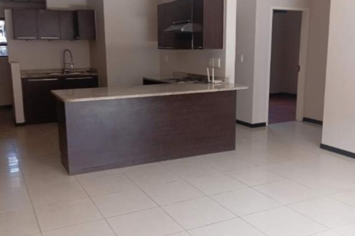 Stylish 2 Bedroom, 2 Bathroom Apartment with Balcony - Photo 4
