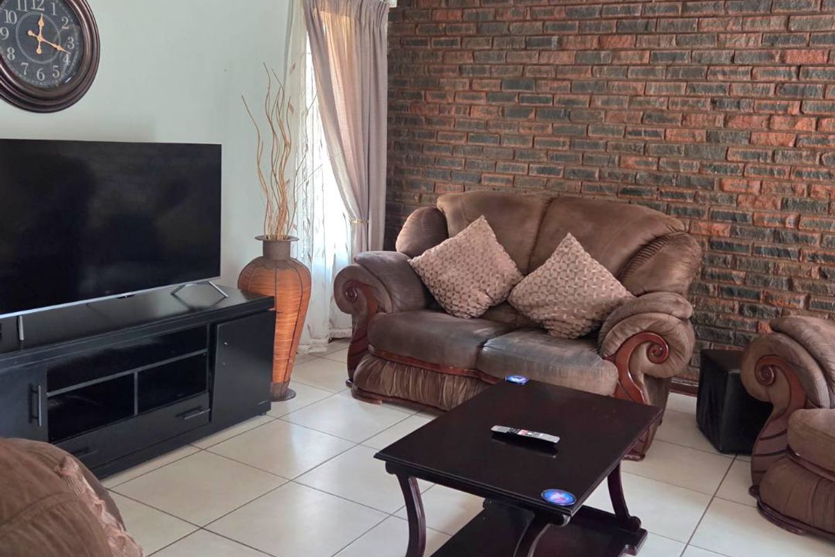 Stunning 4 bedroom home with flatlet in Verwoerdpark - Photo 4