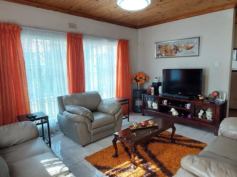 Family home with Flat - Photo 5