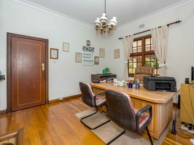 GAYLEIGH - A LANDMARK HERITAGE HOME BOASTING TIMELESS ELEGANCE - Photo 8