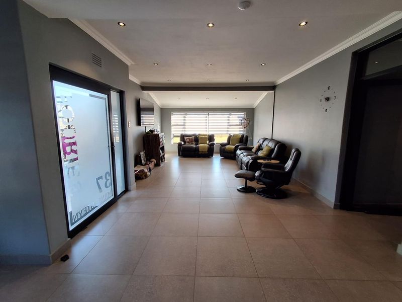 Newly Renovated 4 Bedroom Family Home with Versatile Flatlet - Photo 3
