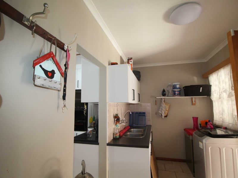 3 Bedroom House with Flat for Sale - Photo 8