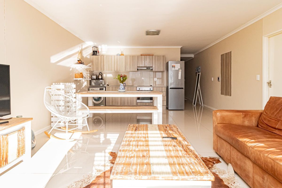 Spacious Light and Bright Apartment - Photo 2