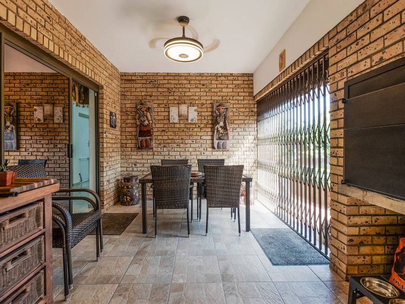 Face brick secure townhouse with sea views - Photo 5