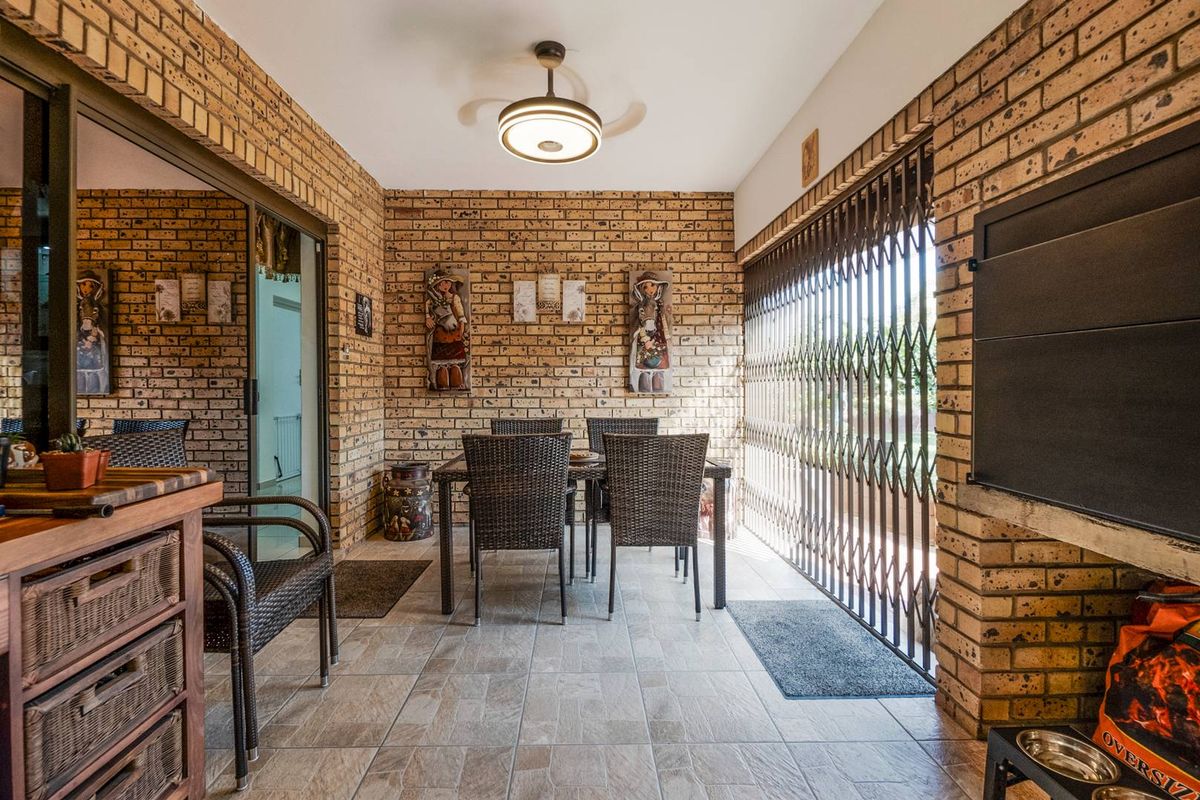 Face brick secure townhouse with sea views - Photo 5