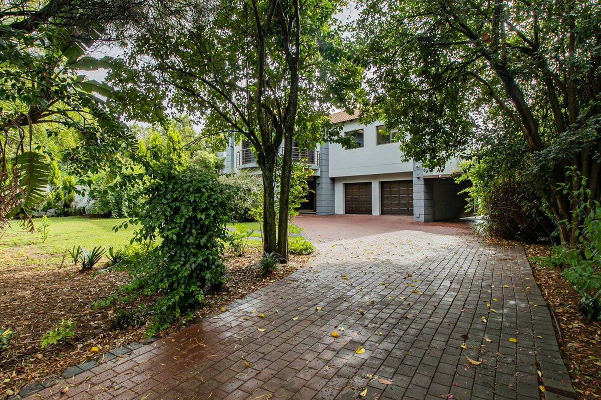 Elegant Eight-Bedroom Masterpiece in Sought-After Bryanston East - Photo 2