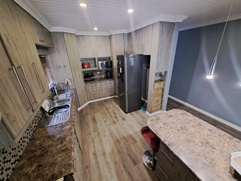 Perfect Family Home with Bonus Flatlet and Income Potential! - Photo 9