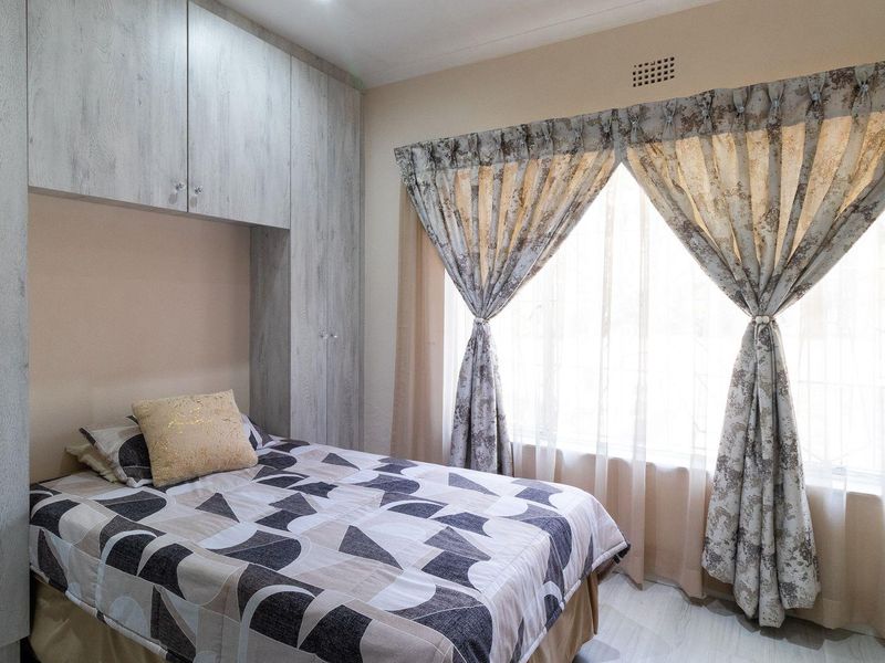 Stunning 4 Bedroom Home in Rynsoord - Photo 6