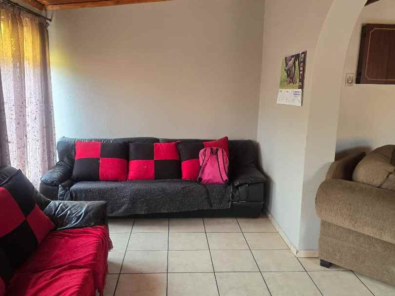 Family home in South Hills - Photo 5