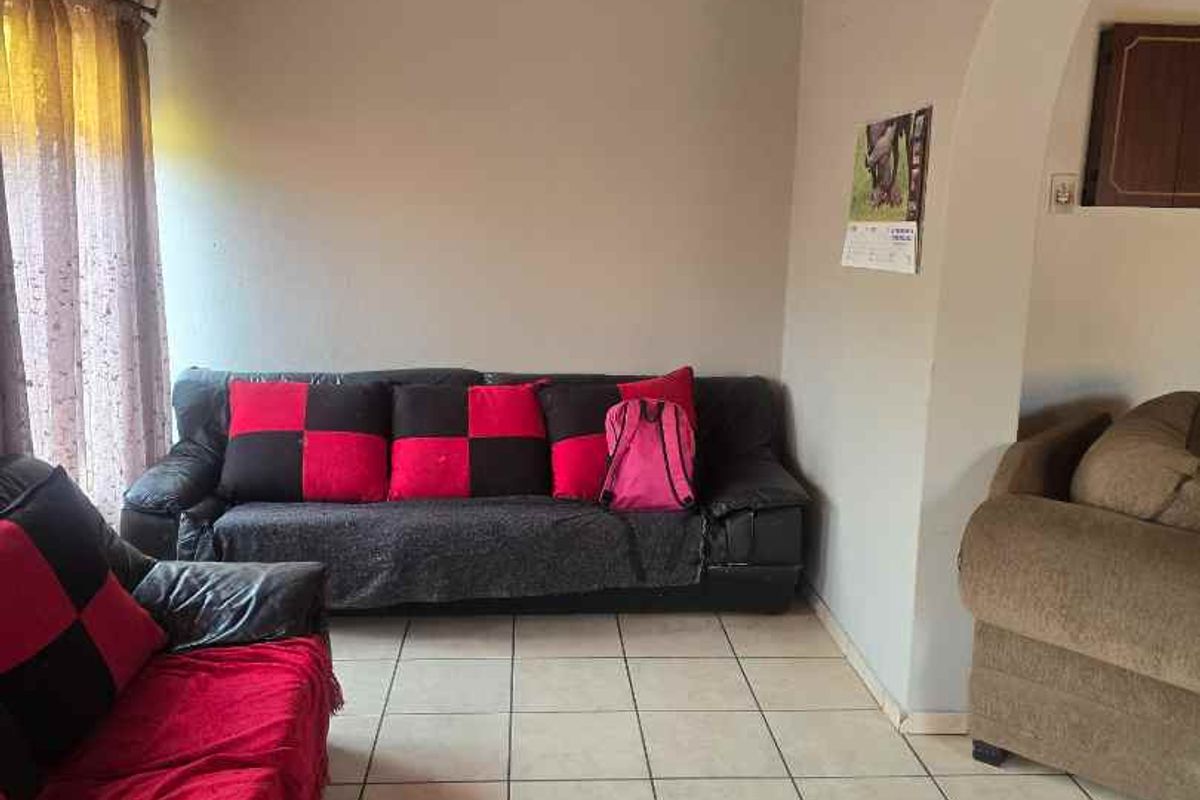 Family home in South Hills - Photo 5