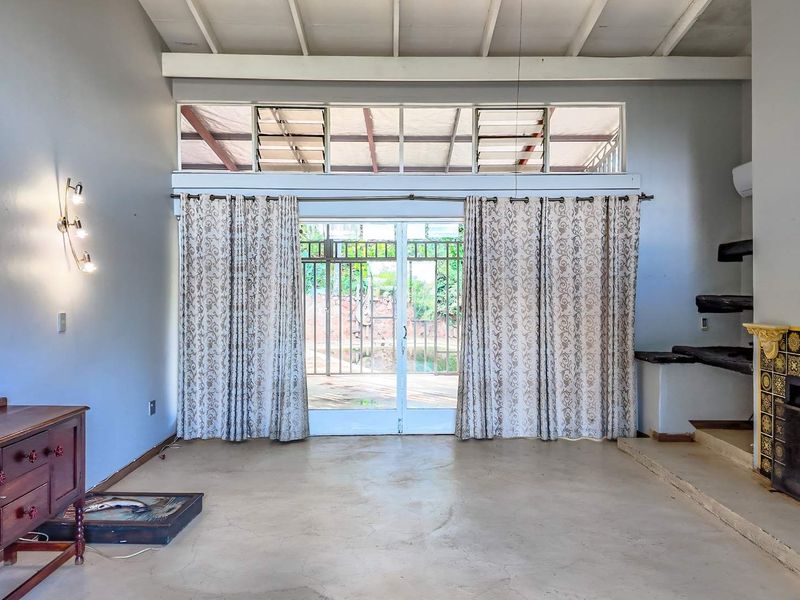 "Dive Into Comfort: Stunning Poolside Sanctuary with Granny Flat!" - Photo 4