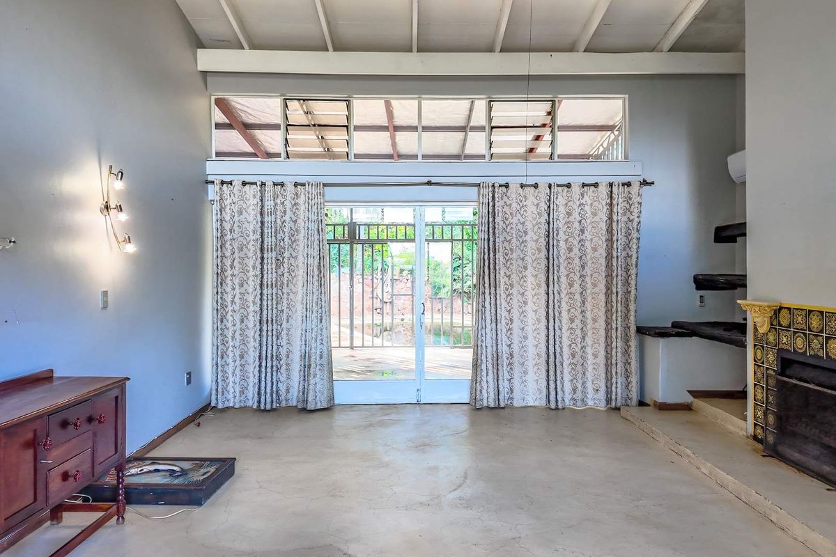 "Dive Into Comfort: Stunning Poolside Sanctuary with Granny Flat!" - Photo 4
