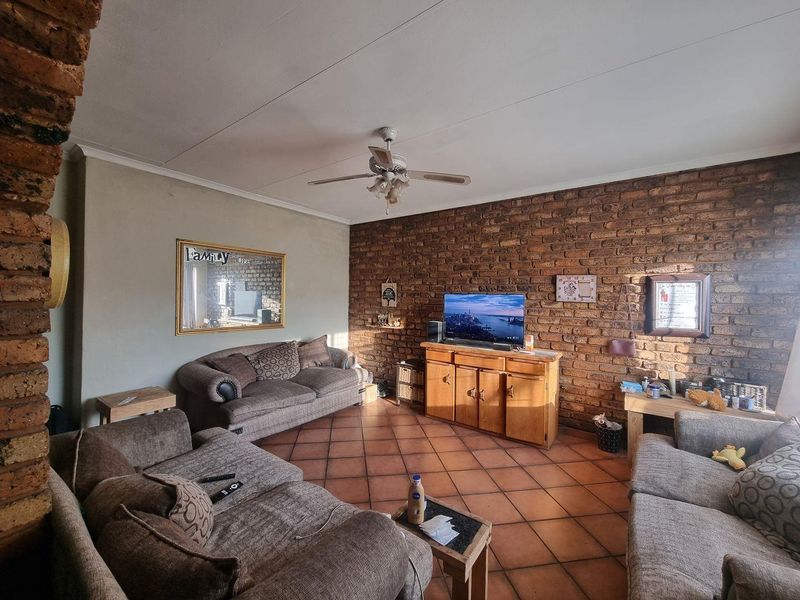 Three bedroom duplex in Middelburg Central - Photo 2