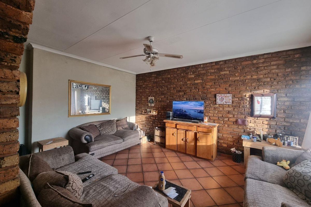 Three bedroom duplex in Middelburg Central - Photo 2