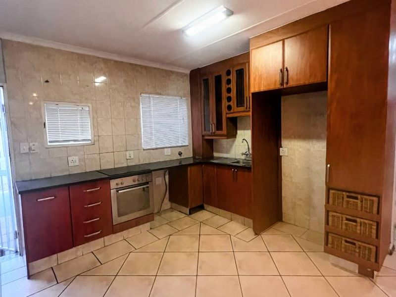 Bright Open-Plan Living Near Sandton CBD – Rent R12,000 - Photo 1
