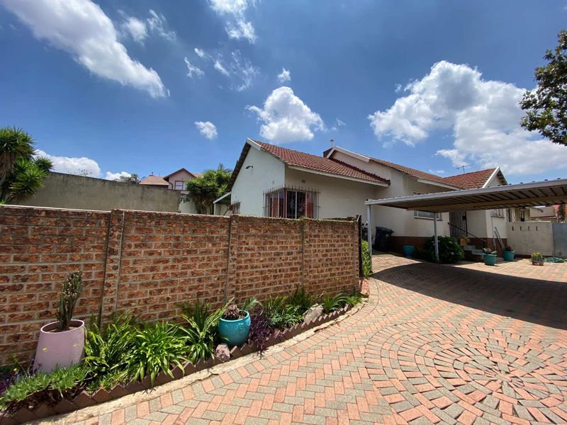 Packed With Potential - 3 Bedrooms Plus Study - Photo 2