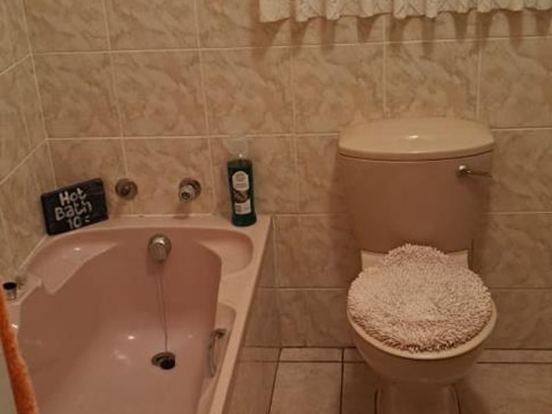 Comfortable Family Home with Pool in Veld En Vlei - Photo 10