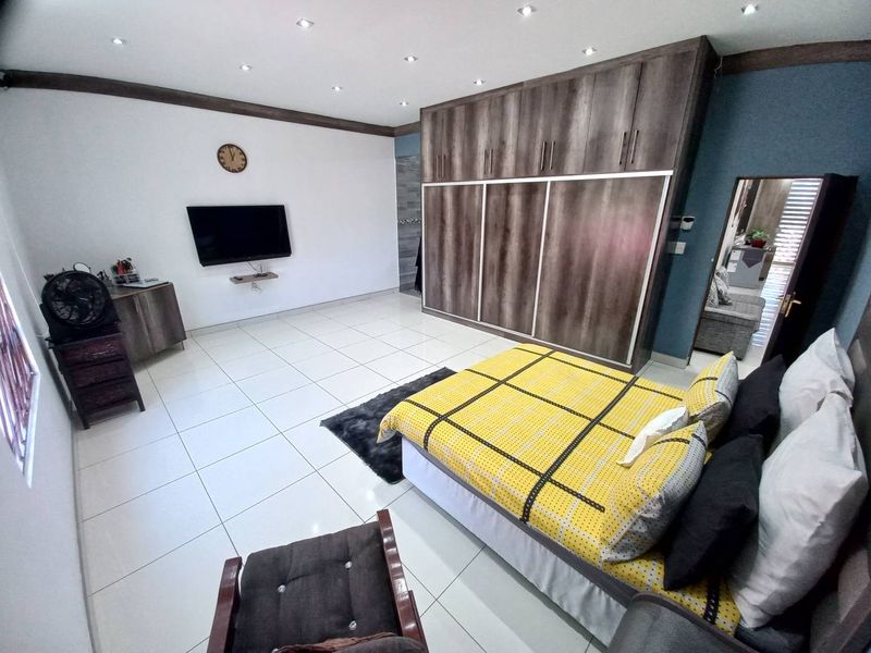 Exceptional Dual-Residency Property in Prime Location - Photo 8