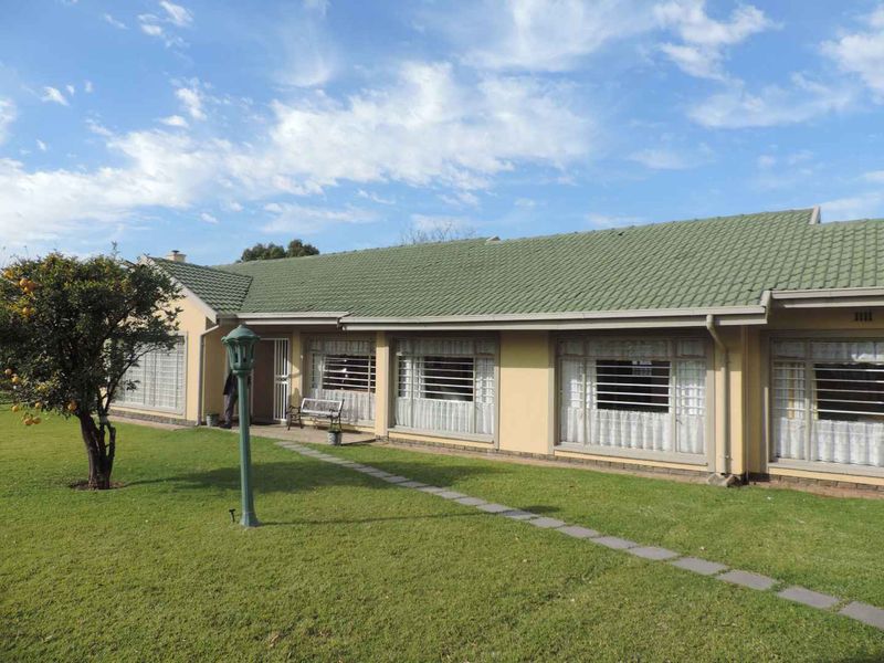 Immaculate home in the heart of Brackenhurst - Photo 2