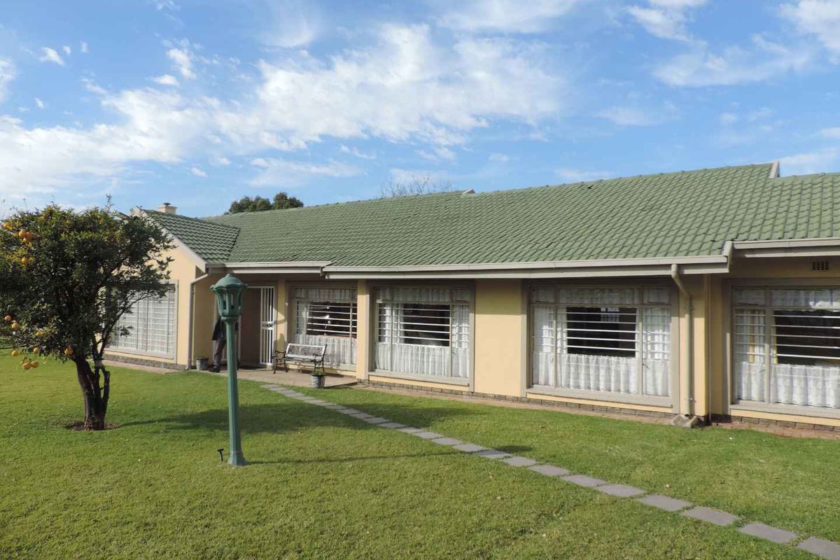 Immaculate home in the heart of Brackenhurst - Photo 2