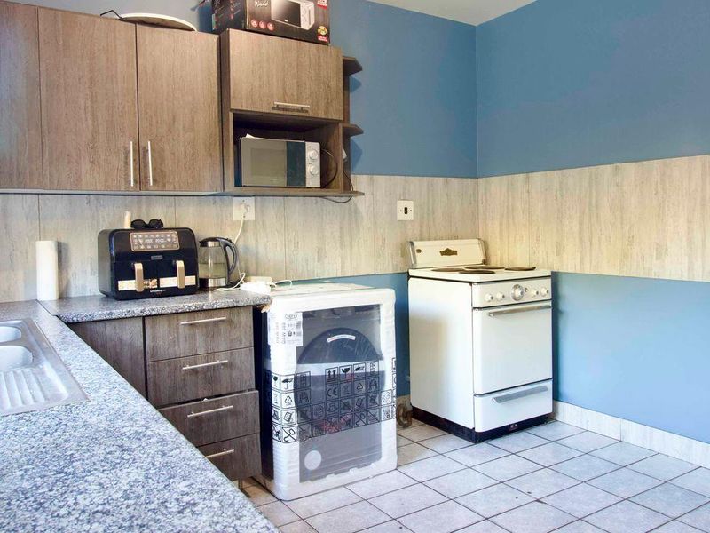 Spacious 1 bedroom, ground floor unit. - Photo 6
