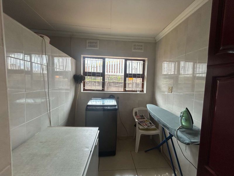 Modern Spacious 4 Bedroom House for Sale in Prime Amanzimtoti, Durban - Photo 7