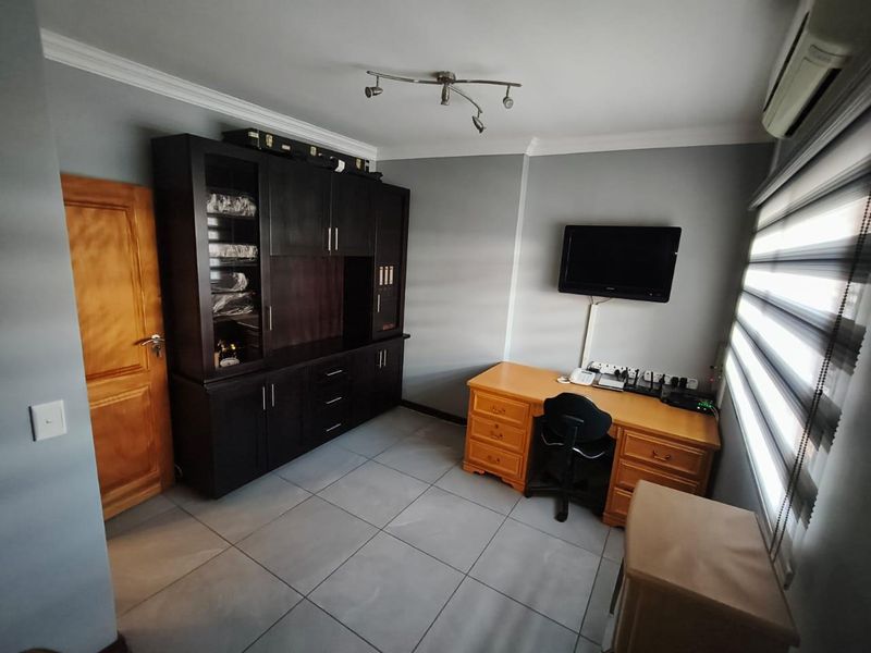 Luxury Living with Income-Generating Flatlet, Heated Pool & Full Solar Power! - Photo 10