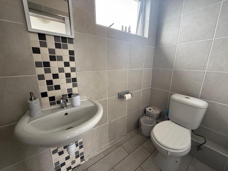 FOR SALE- LARGE 3 BEDROOM HOUSE AND 2 SEPARATE EN-SUITE ROOMS IN HAGE HEIGHTS, SWAKOPMUND, NAMIBIA - Photo 7