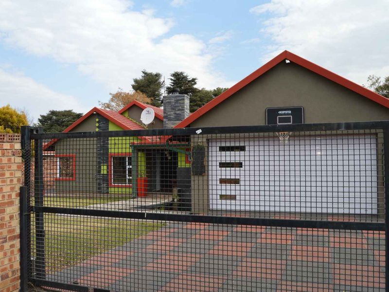 Modern 4 Bedroom Home For Sale in Brackendowns - Photo 2