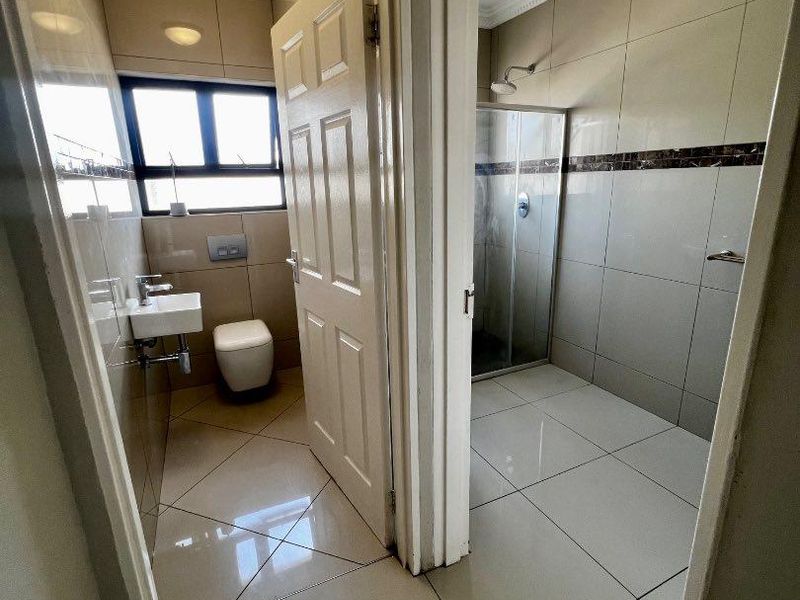 Spacious Modern House - Photo 8