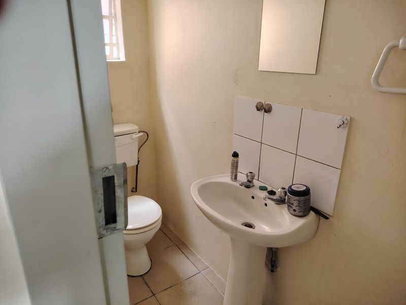 Neat Newly painted 230m2 Factory to let - Photo 9