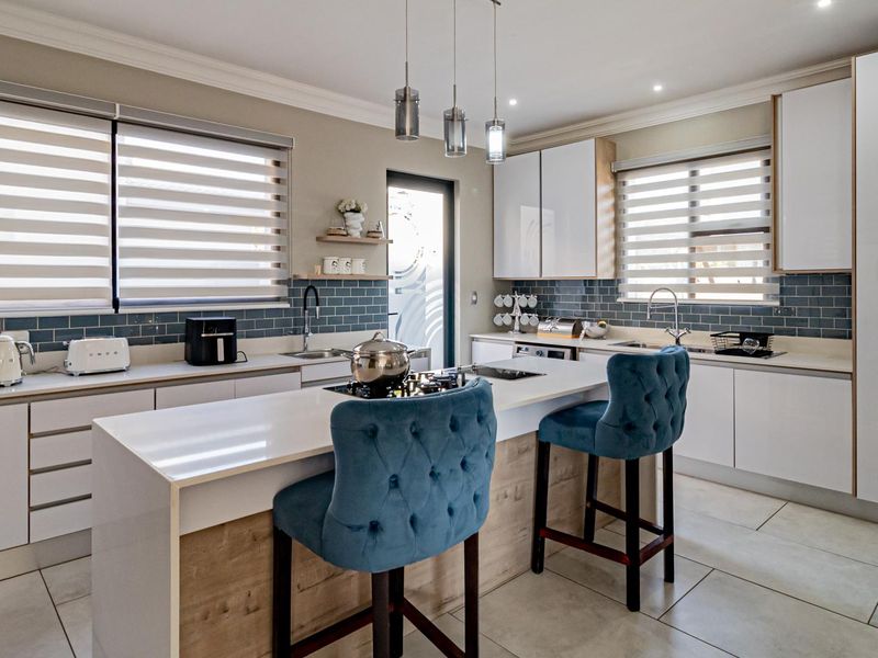 Exquisite Contemporary Home for Sale - Photo 8