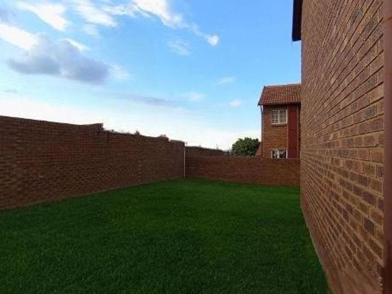 THE REEDS - 2 BEDROOM - 1 FULL BATHROOM - 1 LOCKUP GARAGE - Photo 2