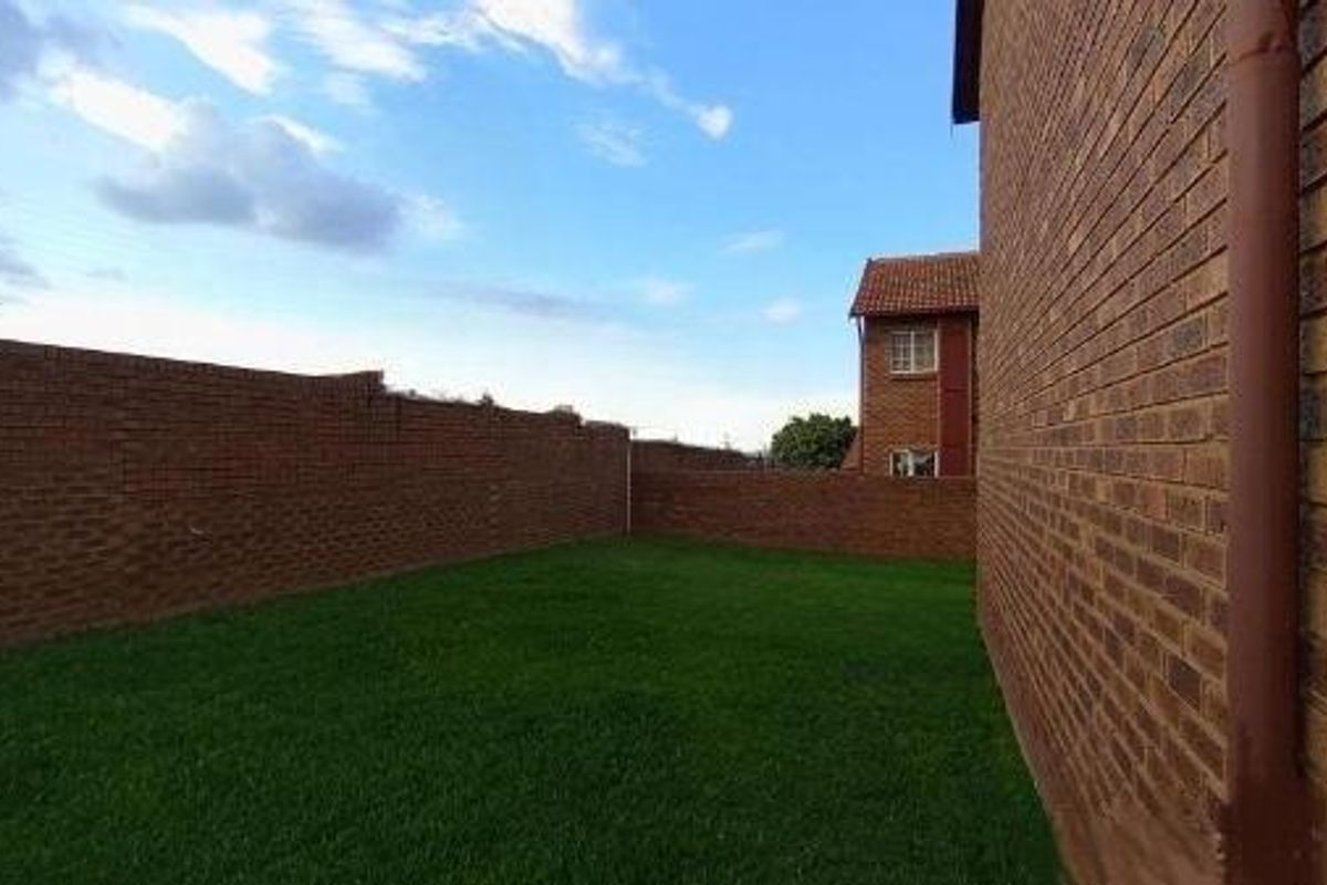 THE REEDS - 2 BEDROOM - 1 FULL BATHROOM - 1 LOCKUP GARAGE - Photo 2