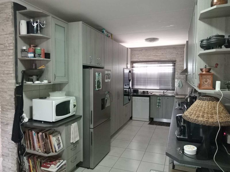 2 Bedroom  townhouse in small complex - Photo 5