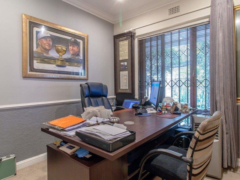 Elegant 5-Bedroom Luxury Home with Flatlet, Heated Pool & Solar Power – Glenvista - Photo 8