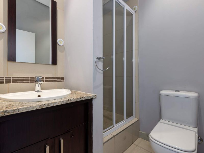 SPACIOUS 2 BEDROOM MODERN CONTEMPORARY GEM 5 MINUTES FROM THE HEART OF SANDTON! - Photo 10