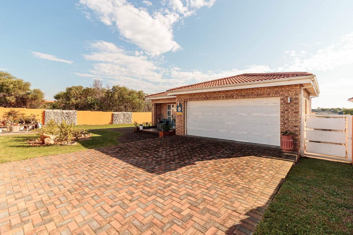 Immaculate Family Home with Expansive Garden - Photo 2