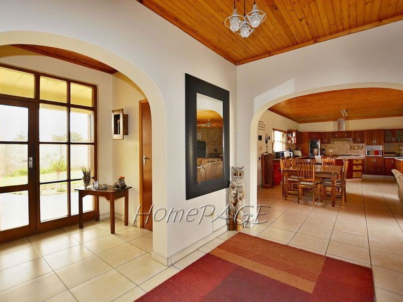Central, Walvis Bay:  BEAUTIFUL, SPACIOUS HOME WITH FLAT FOR SALE - Photo 4