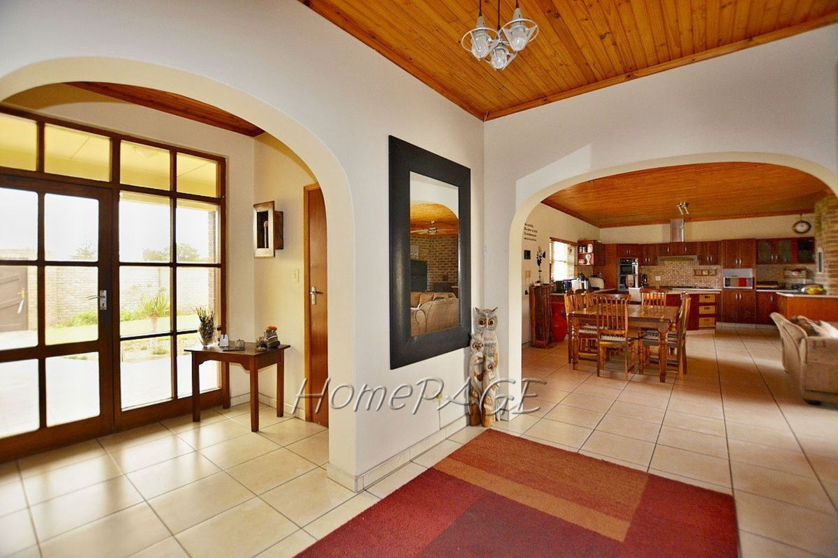 Central, Walvis Bay:  BEAUTIFUL, SPACIOUS HOME WITH FLAT FOR SALE - Photo 4