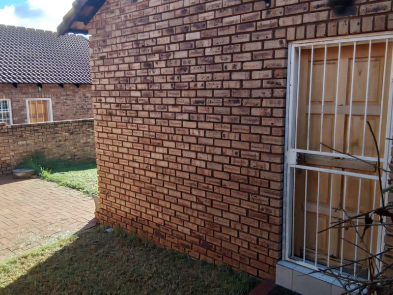 Your Secure Family Home in Wilgeheuwel R750 000 Negotiable - Photo 2